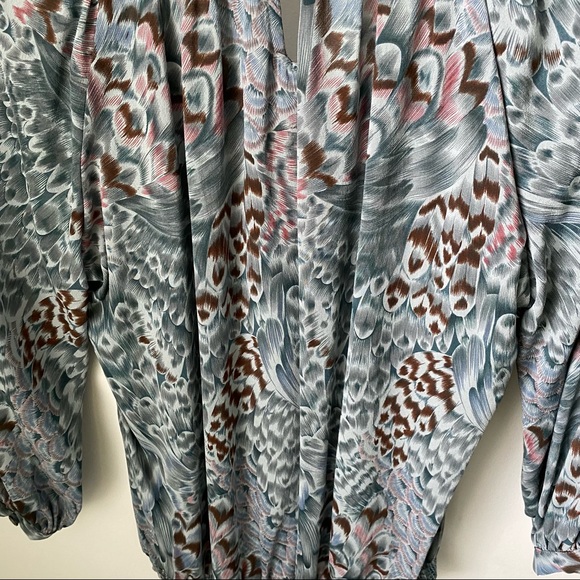 Twelfth Street By Cynthia Vincent Gorgeous feather print silk 3/4 sleeve top. - Picture 5 of 9